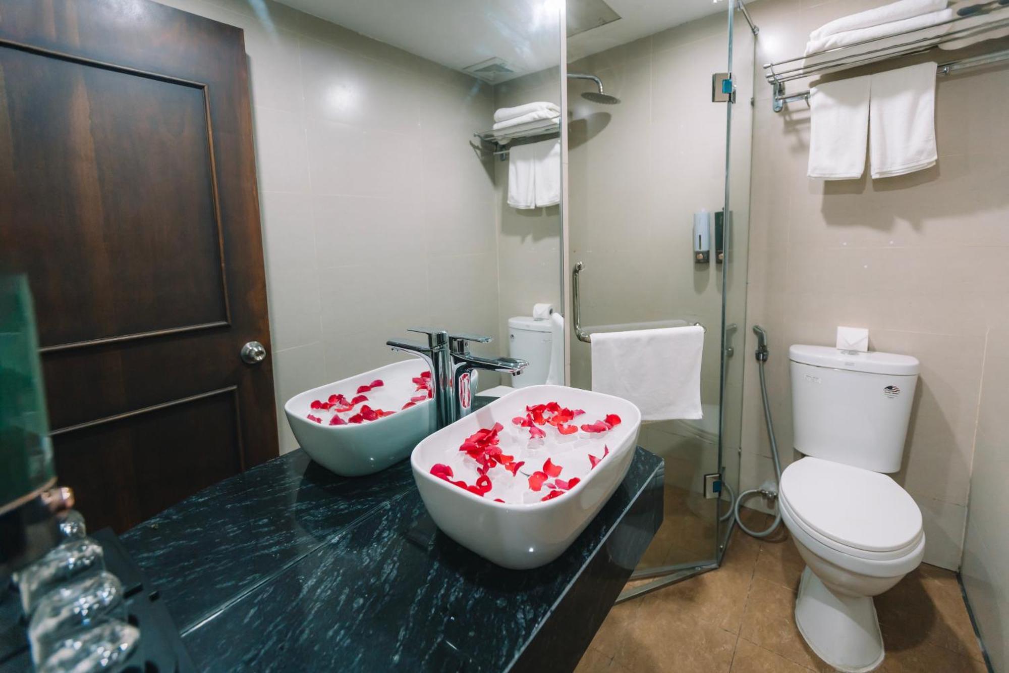 Ha Noi Lake View Hotel & Travel Hanoi Exterior photo