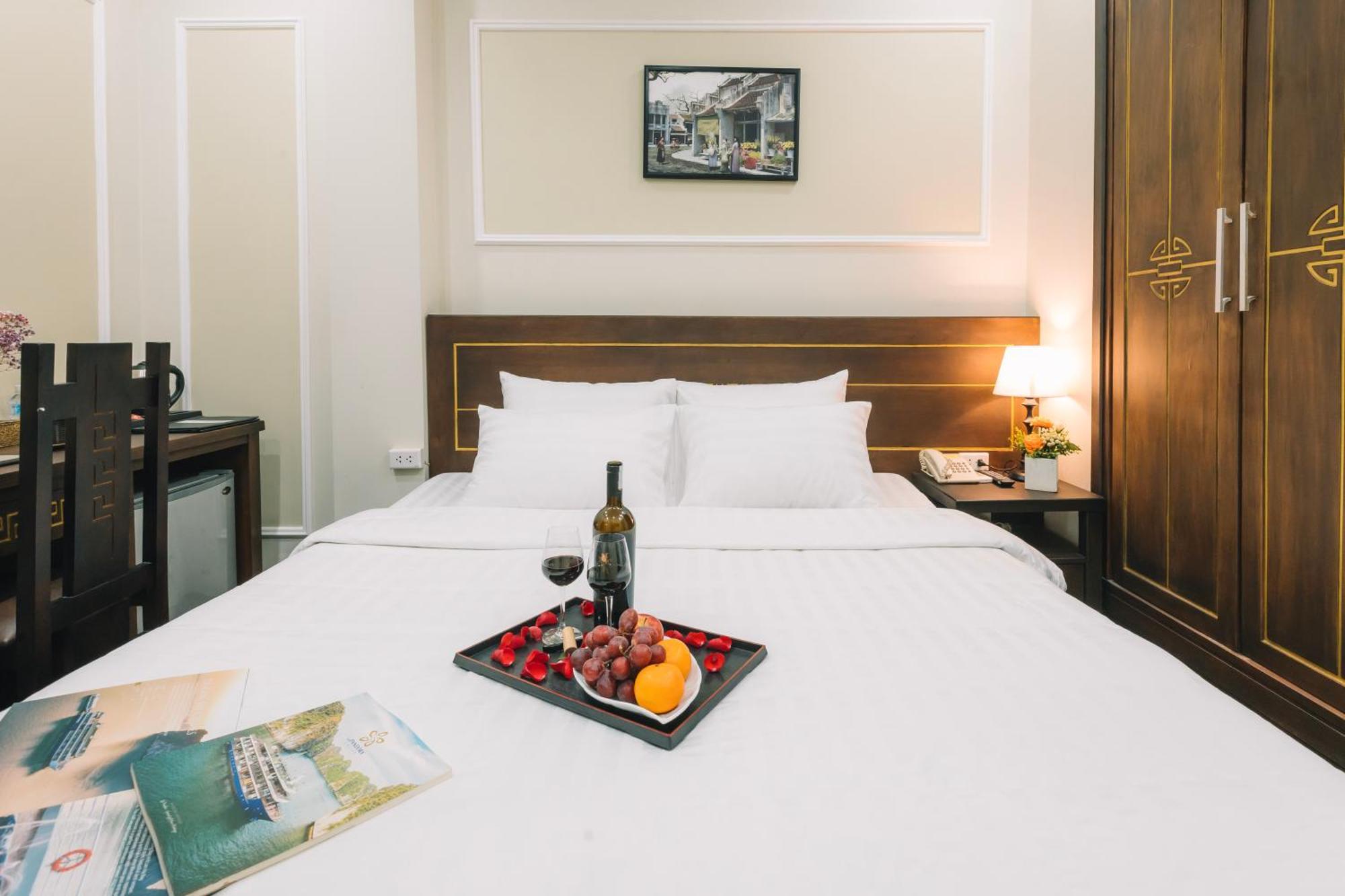 Ha Noi Lake View Hotel & Travel Hanoi Exterior photo